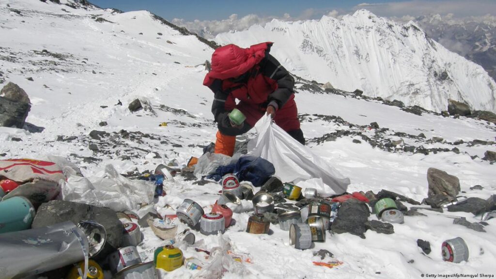 کوهنوردان باید مدفوع خود را از بالای کوه اورست به پایین برگردانند