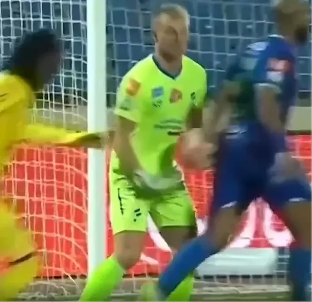 مدافعی با لمس توپ در دستان دروازه‌بان عجیب‌ترین پنالتی تاریخ را رقم زد