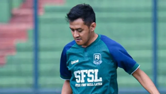 لحظه‌ای که بازیکن فوتبال در حین بازی در اندونزی بر اثر اصابت صاعقه جان باخت 