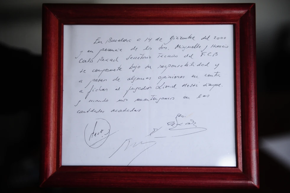 حراج اولین قرارداد لیونل مسی با بارسلونا که روی دستمال کاغذی نوشته شده بود