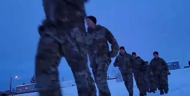 سربازان آمریکایی که برای مبارزه در شرایط سخت در آلاسکا آموزش می بینند 
