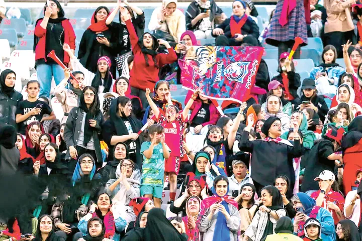 پرت‌ترین سکوی ورزشگاه به زنان تماشاچی مسابقات فوتبال اختصاص داده شده است