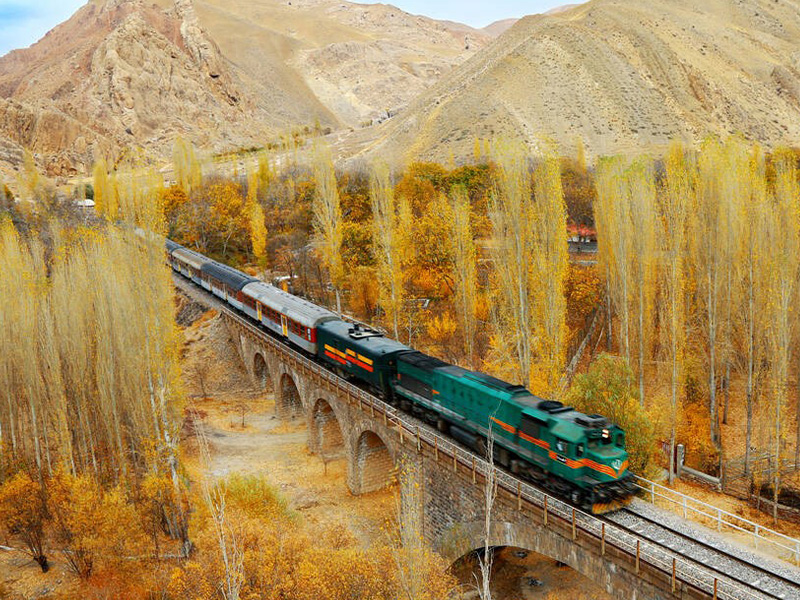 کدام قطار اهواز تهران را برای سفر خود انتخاب می‌کنید؟