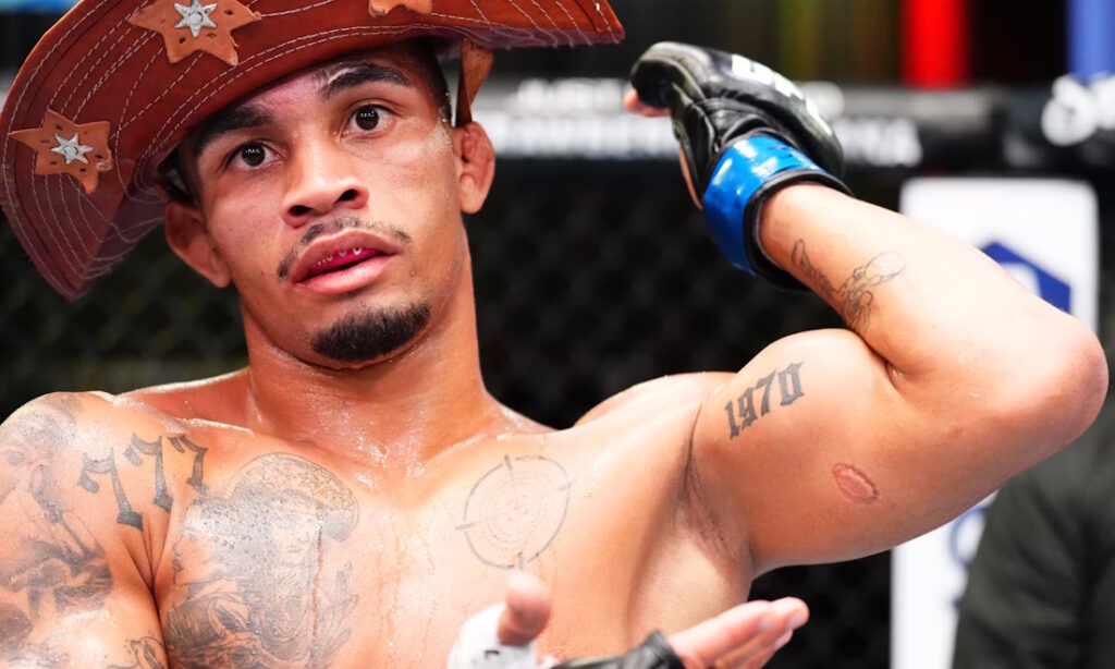 حذف مبارز برزیلی از UFC پس از گاز گرفتن گوش حریف + ویدئو