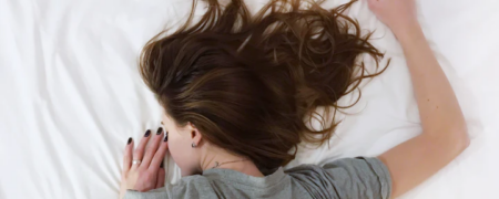 چرا نباید هرگز با موهای خیس بخوابیم؟