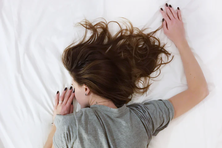 چرا نباید هرگز با موهای خیس بخوابیم؟