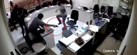 لحظه شلیک مرد برزیلی به قاتل پدرش در دادگاه + ویدیو