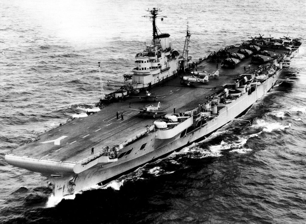 1200px HMS Illustrious ca. 1954 20921205028