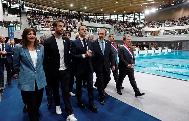 شیرجه‌ی ناموفق یک شناگر در حضور رئیس جمهوری فرانسه 