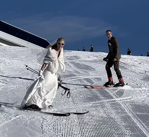 مراسم ازدواج عجیب در ارتفاع 2,600 متری کوهی برفی و اسکی سواری عروس