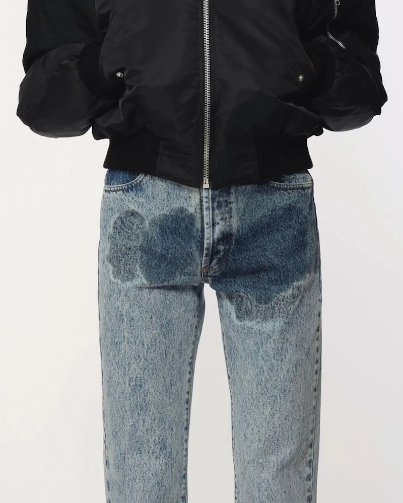 طراحی عجیب شلوار جین که انگار کسی که آن را پوشیده خودش را خیس کرده است