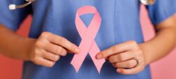 روش صحیح معاینه پستان‌ برای بررسی نشانه‌های هشداردهنده سرطان