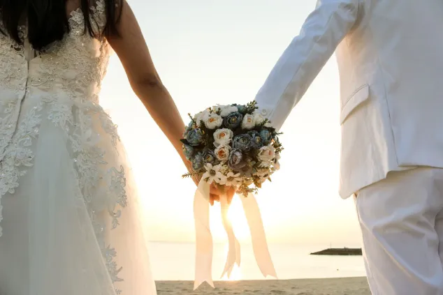 قوانین سختگیرانه‌ی یک عروس و داماد برای مهمانان عروس که مورد انتقاد قرار گرفت