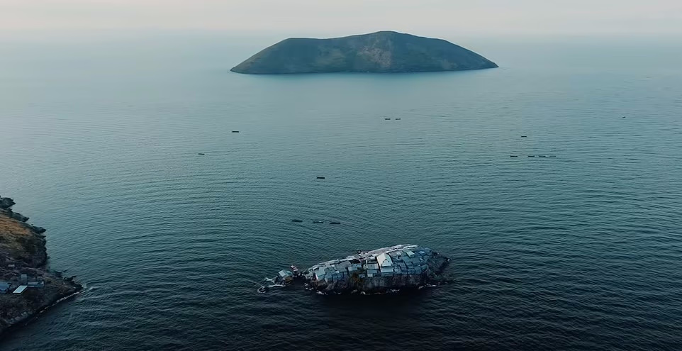 پرازدحام ترین جزیره روی زمین به مساحتی کوچک تر از یک زمین فوتبال