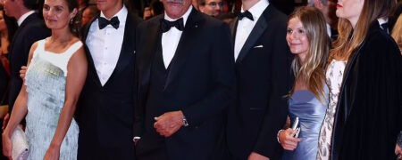 حضور نادر کوین کاستنر در کنار ۵ فرزندش از دو زن مختلف با سنین ۱۳ تا ۴۰ ساله