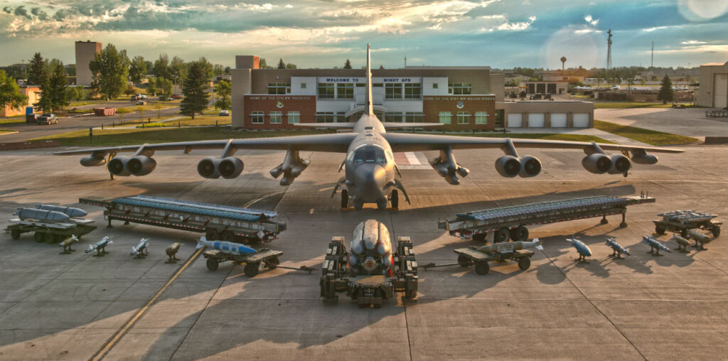 بمب افکن B-52 چقدر بمب و موشک حمل می‌کند؟