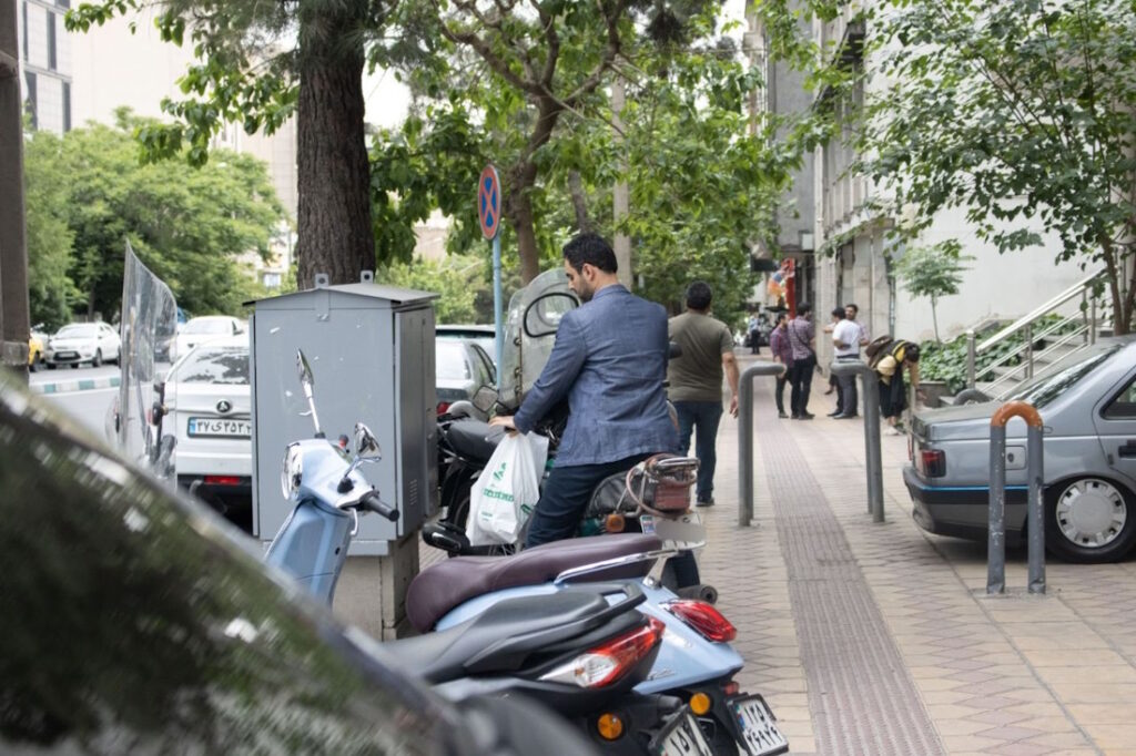 پارک کردن موتورسیکلت در پیاده رو توسط نماینده مجلس آینده 