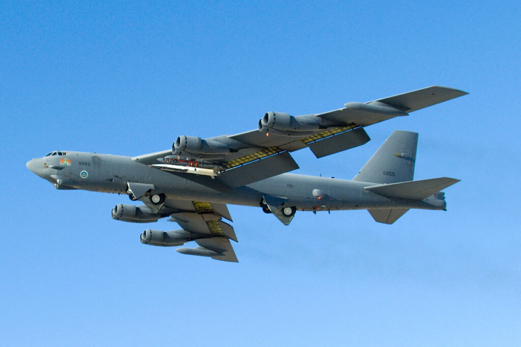 بمب افکن B-52 چقدر بمب و موشک حمل می‌کند؟