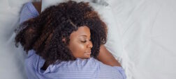 ۶ نکته برای خوابیدن با موهای فر؛ چطور حالت موهای مجعد را در طول شب حفظ کنیم؟
