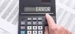 کاهش خطاها در محاسبات مالی با استفاده از نرم‌افزار حسابداری