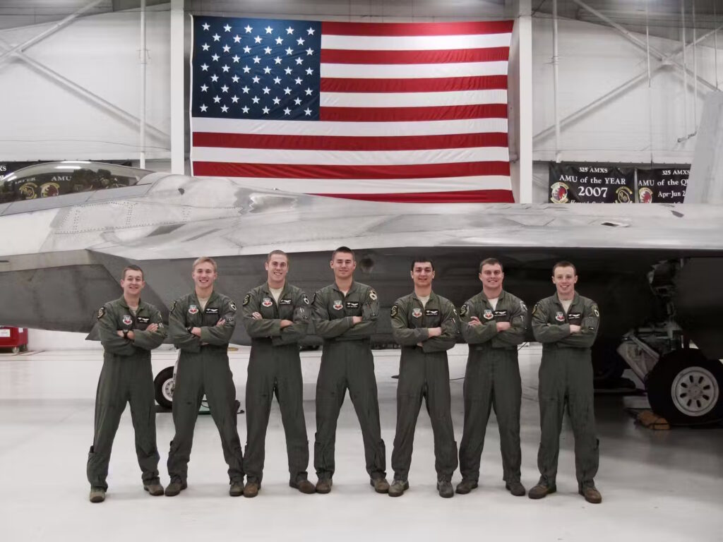 خلبانان جنگنده «اف-۲۲» چگونه انتخاب می‌شوند؟