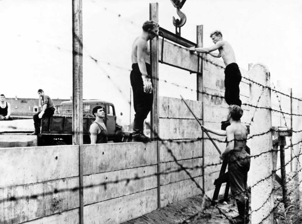 تصاویر خارق العاده از چگونگی ساخت دیوار برلین