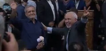 جواد ظریف در ازدحام حرم امام خمینی هم شانه به شانه‌ی پزشکیان بود + ویدیو