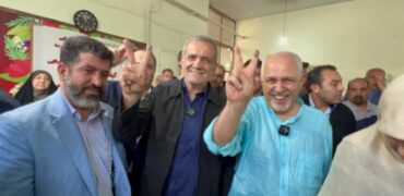 رفتار عجیب جواد ظریف در روز انتخابات که سوژه‌ی شبکه های اجتماعی شد + ویدیو