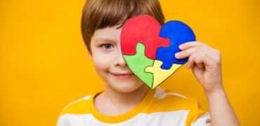 ۱۰ تفاوت کودکان مبتلا به اوتیسم با کودکان عادی؛ از ارتباطات کلامی تا علایق و فعالیت ‌ها
