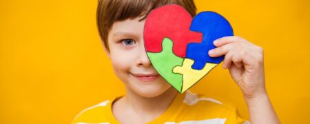 ۱۰ تفاوت کودکان مبتلا به اوتیسم با کودکان عادی؛ از ارتباطات کلامی تا علایق و فعالیت ‌ها