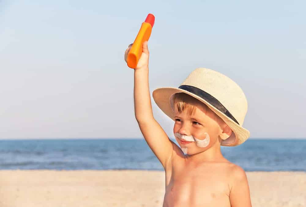 تفاوت ضد آفتاب کودکان و بزرگسالان در چیست؟ ناگفته های جالب