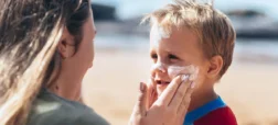 ضد آفتاب بزرگسالان و کودکان چه تفاوت‌هایی دارند و چطور بهترین گزینه را انتخاب کنیم؟