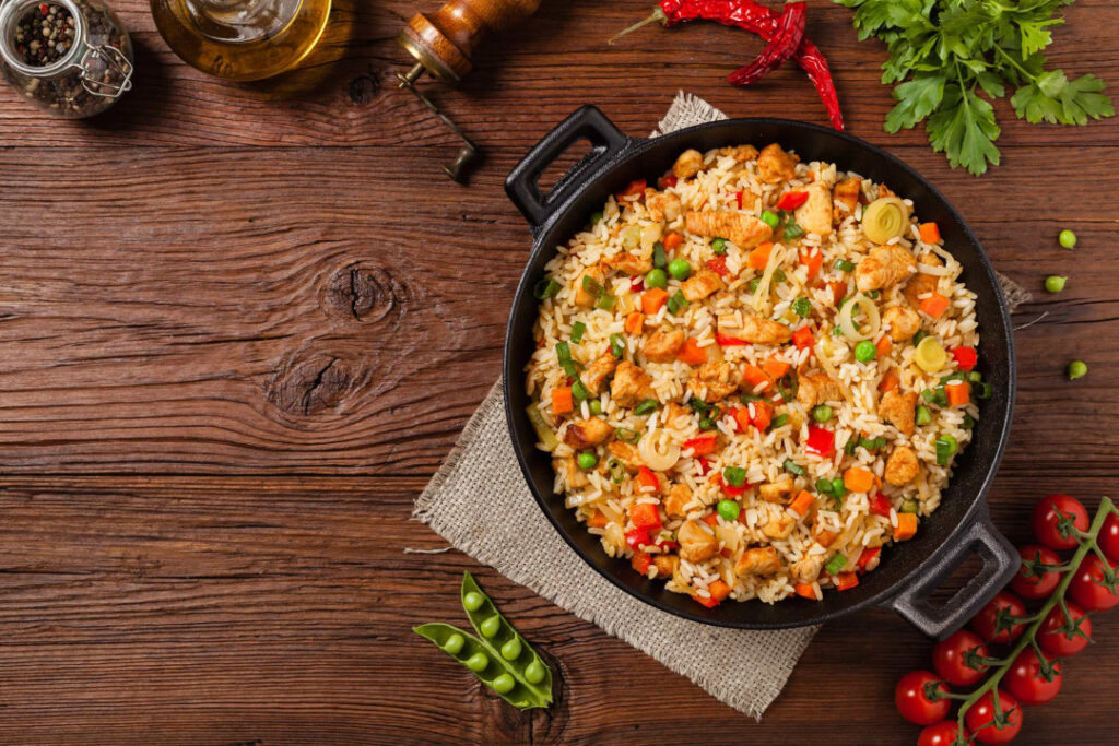 Chicken fried rice یک روش ساده و خوشمزه برای سرو برنج است