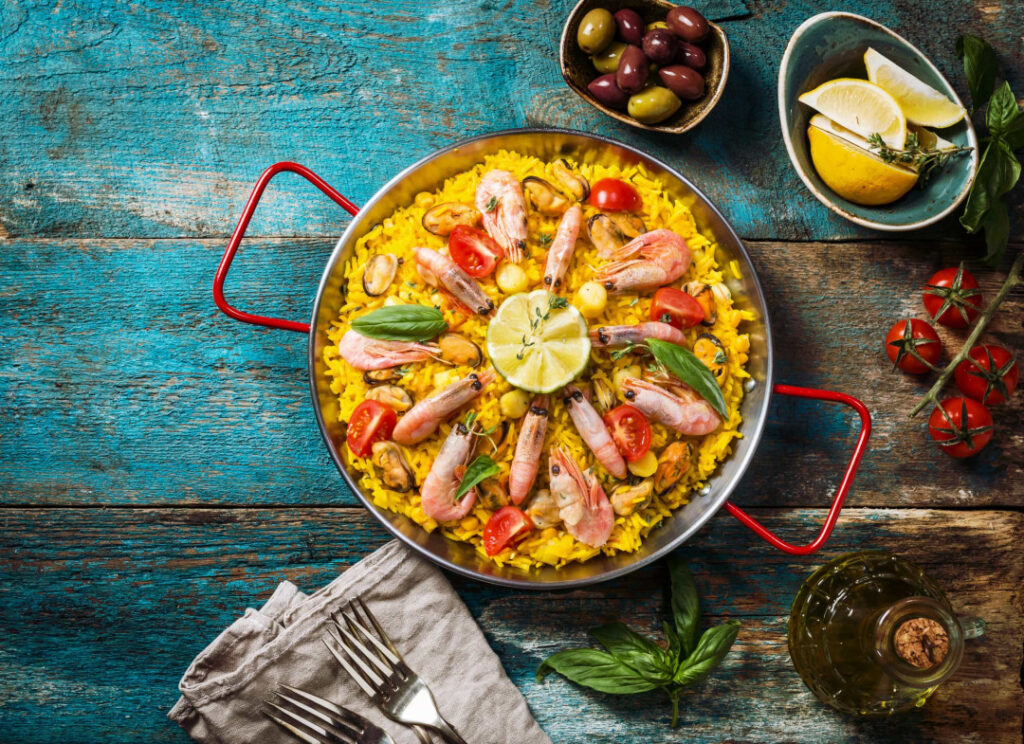 Paella یک غذای اسپانیایی بسیار محبوب است