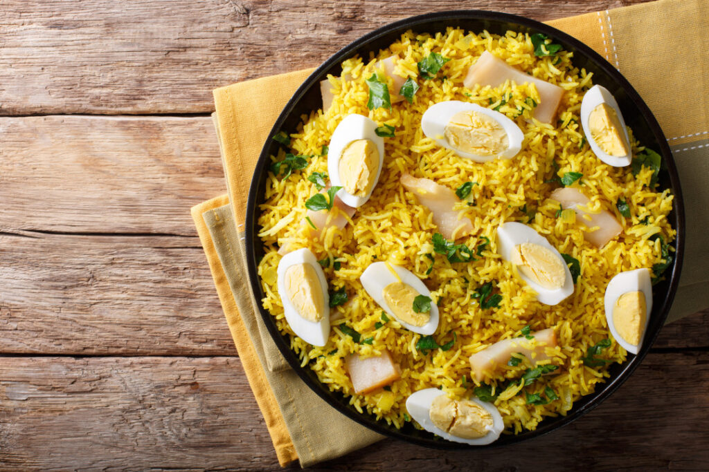 Kedgeree یک غذای کلاسیک شامل برنج، ماهی، تخم مرغ و نخود فرنگی است