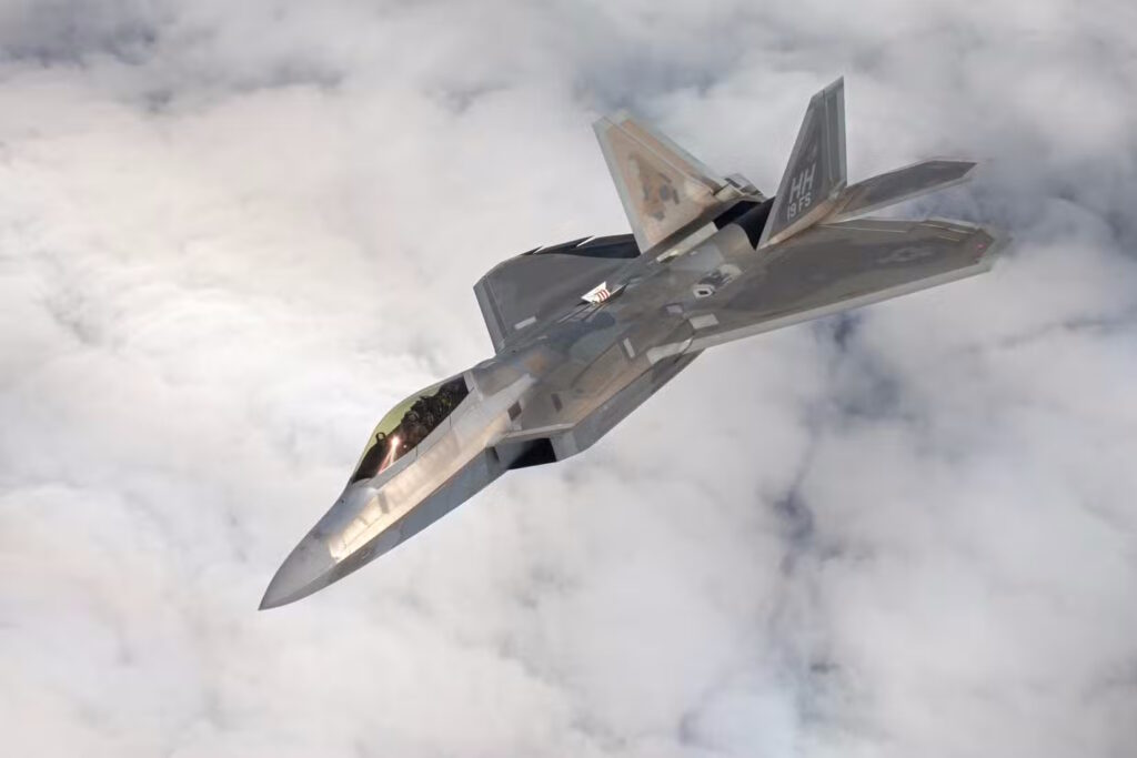 سرعت جنگنده F-22 Raptor چقدر است؟