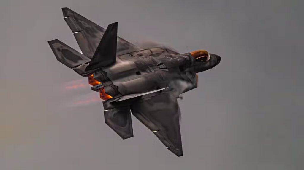 سرعت جنگنده F-22 Raptor چقدر است؟