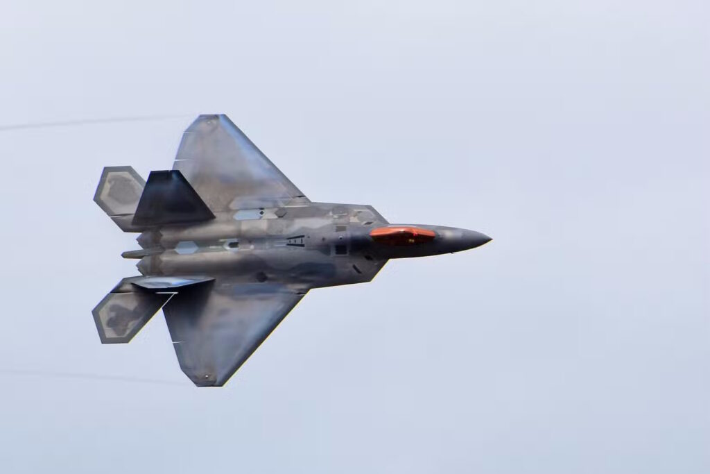 سرعت جنگنده F-22 Raptor چقدر است؟