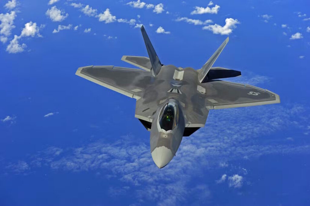 سرعت جنگنده F-22 Raptor چقدر است؟