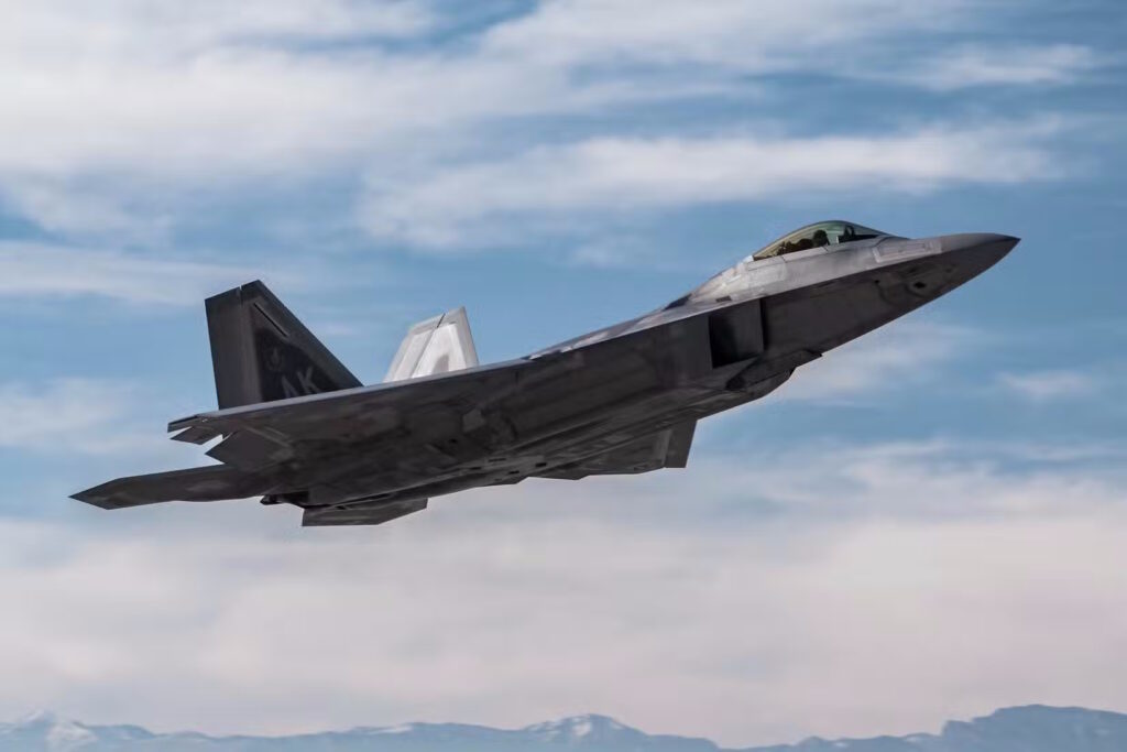 سرعت جنگنده F-22 Raptor چقدر است؟