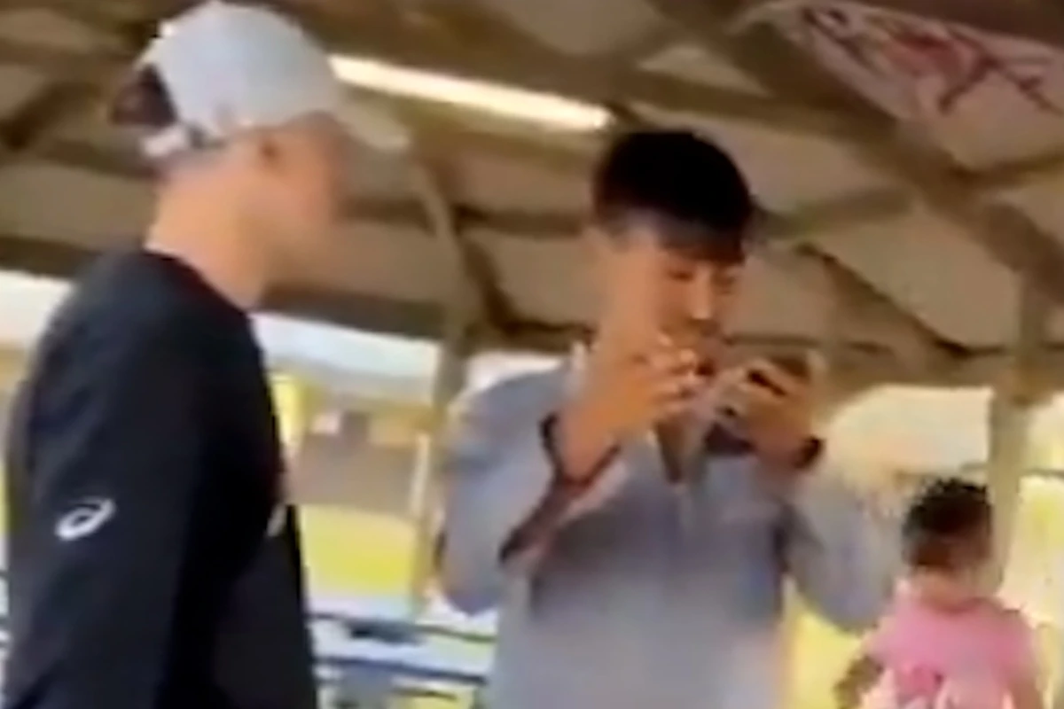 کتک خوردن یک جوان افغانی به خاطرآزار جنسی + ویدیو