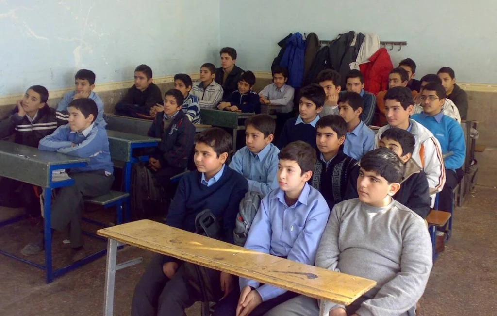 دانش آموزان در مدرسه