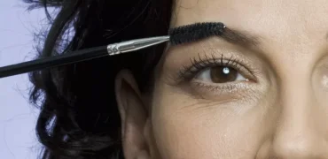 ۷ ترفند آرایشی برای زنان بالای ۵۰ سال؛ چطور با آرایش صحیح افتادگی پلک را محو کنیم؟