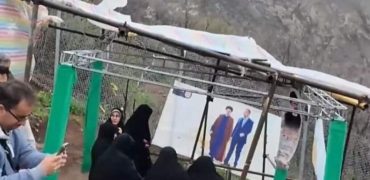 حضور خانواده ابراهیم رئیسی در محل سقوط هلیکوپتر حامل وی و همراهانش + ویدیو