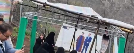 حضور خانواده ابراهیم رئیسی در محل سقوط هلیکوپتر حامل وی و همراهانش + ویدیو