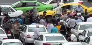لحظه دستگیری دزد موتور سوار توسط مردم پشت چراغ قرمز!  + ویدیو