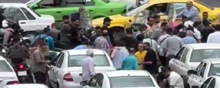 لحظه دستگیری دزد موتور سوار توسط مردم پشت چراغ قرمز!  + ویدیو