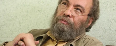 واکنش مسعود فراستی به جایزه جعفر پناهی: «بدون عینک هم میشه همین جایزه رو برد»
