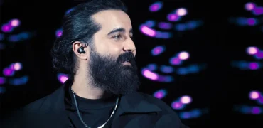 آواز خواندن مهدی دارابی در هواپیما برای کم کردن استرس مسافران در پرواز + ویدیو