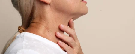 چرا گردن زودتر از بقیه نقاط بدن پیر می‌شود؟ ۶ نکته طلایی برای مراقبت از پوست گردن